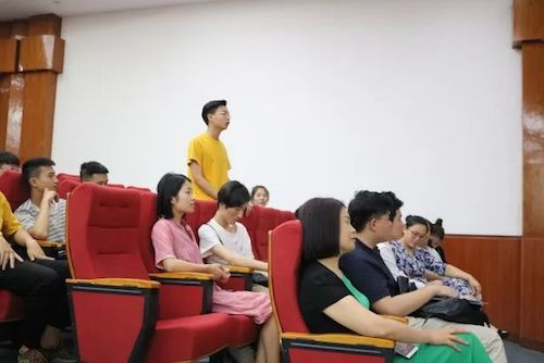 梦之城艺术家石叔诚与特邀艺术家顾平受邀于成都大学东盟艺术学院、音乐与舞蹈学院艺术实践周开展公开课